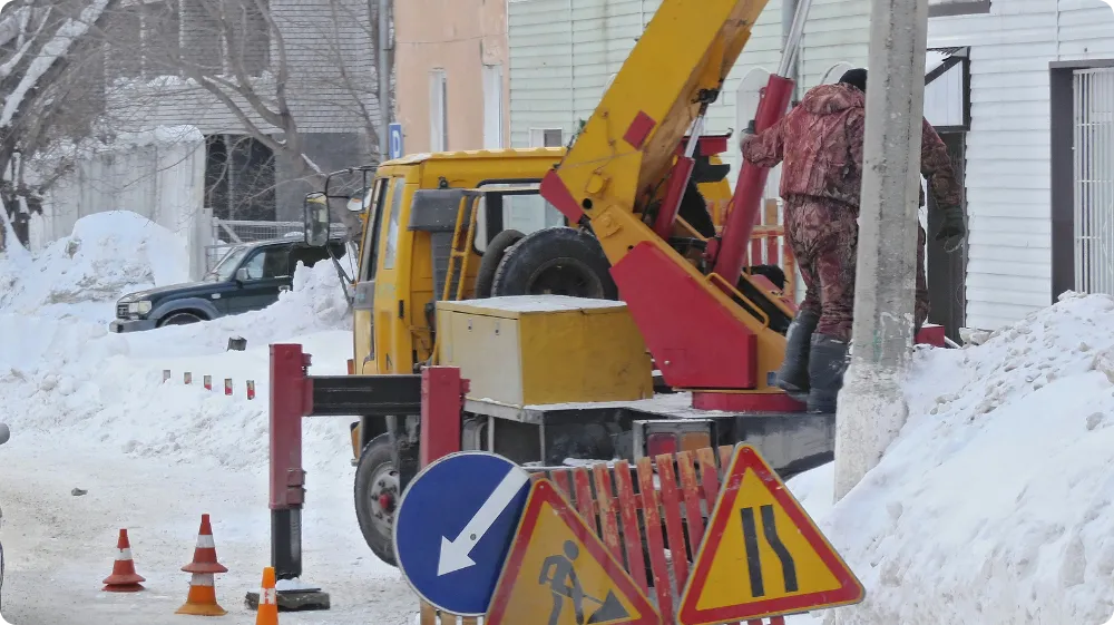 workers dealing with cold workplace temperatures in the UK