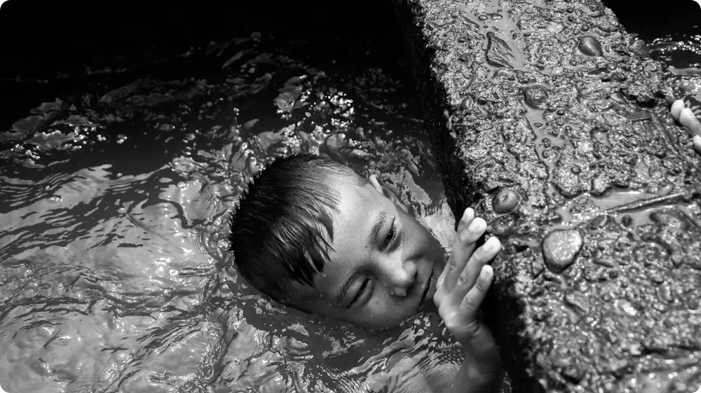 Child drowning in water, learn how to spot the drowning child and perform effective CPR and First Aid for drowning with Hurak