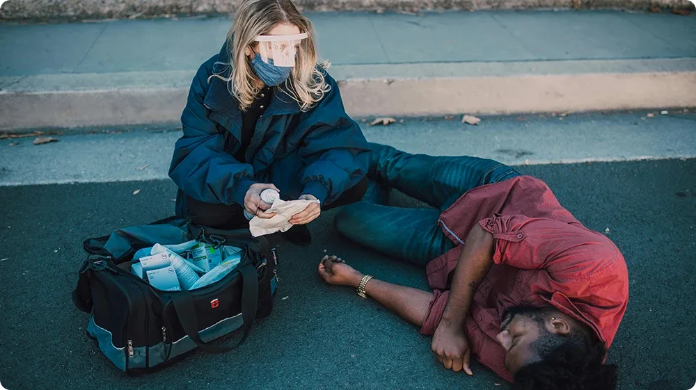 A First aider is delivering emergency assistance to an individual in a critical situation
Image file name: first-aider-delivering-emergency-assistance