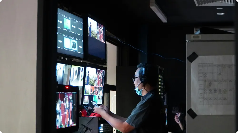 Control room team monitoring lone workers in real time using tracking and communication systems