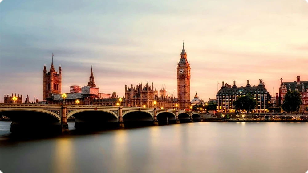 London cityscape at dusk symbolising crime hotspots in some of the most dangerous cities in England.