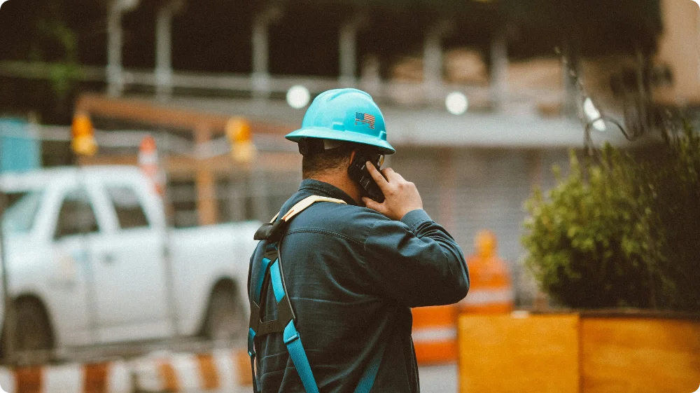 Infographic showing roles and responsibilities in lone working safety, outlining duties for employers, managers and lone workers, including risk assessment, training, supervision and communication.